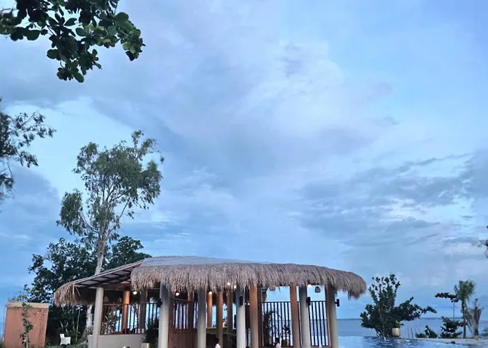 Mactan Newtown Poolside View Near Airport & Apartment Punta Engano (Mactan)